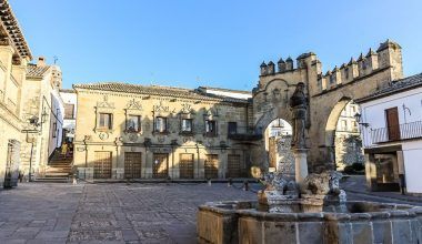 Plaza del Pópulo con la fuente central de los leones, de los lugares imprescindibles que ver en Baeza en un día.