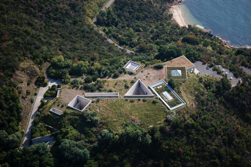 Una foto aérea del Museo de Arte de Chichu una obra bajo tierra de Tadao Ando.